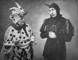 Theo Lingen (re.) als Teufel und Marie Wellig-Bertram als des Teufels Großmutter